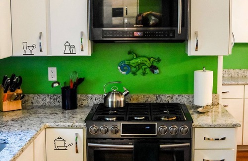 South Kansas City House | Full size home quiet neighborhood 5min to Plaza