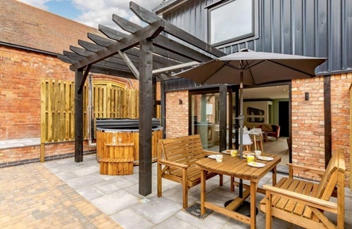 Moreton Valence Cottage | Fully Accessible-Disabled Adapted-Hot Tub-Pets