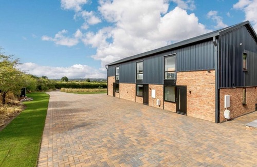 Moreton Valence Cottage | Fully Accessible-Disabled Adapted-Hot Tub-Pets