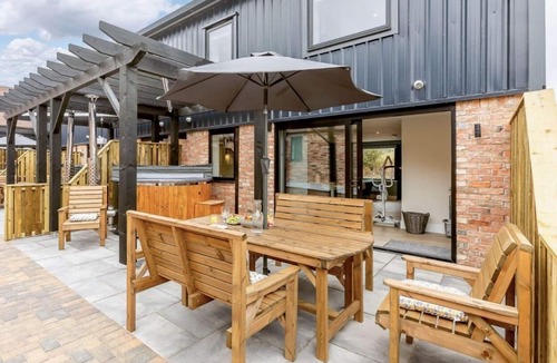 Moreton Valence Cottage | Fully Accessible-Disabled Adapted-Hot Tub-Pets