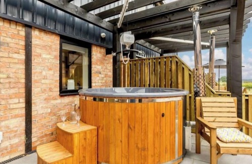 Moreton Valence Cottage | Fully Accessible-Disabled Adapted-Hot Tub-Pets