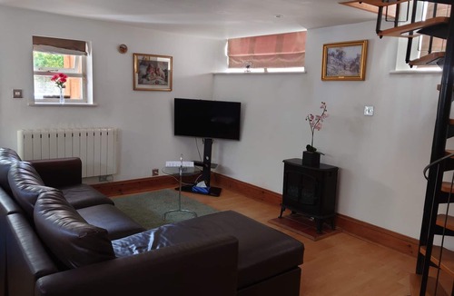 Harrington Cottage | Fully Detached Cottage House Loddington Kettering