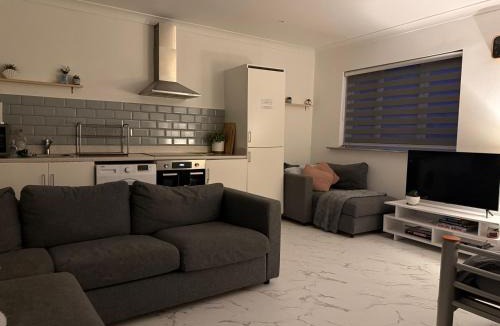 Cambridge Apartment | Fully Detached Studio Annexe with King Bed for 2 & Sofa Bed for 2