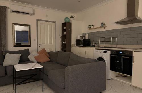 Cambridge Apartment | Fully Detached Studio Annexe with King Bed for 2 & Sofa Bed for 2