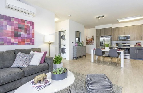 Menlo Park Condo | Fully Equipped 1 Bedroom Condo with Kitchen and Laundry