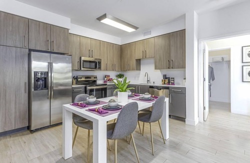 Menlo Park Condo | Fully Equipped 1 Bedroom Condo with Kitchen and Laundry