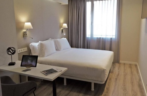 Castanos Hotel | Fully Equipped Apartment w/Kitchen + Parking in Central Bilbao