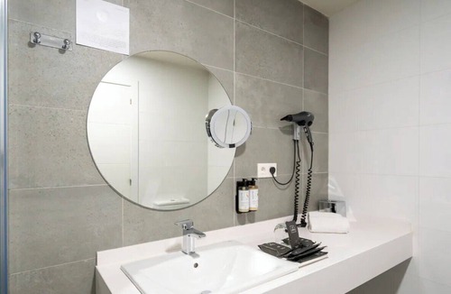 Castanos Hotel | Fully Equipped Apartment w/Kitchen + Parking in Central Bilbao