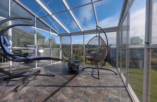 Mauricie House | Fully-equipped riverside cottage with jacuzzi.