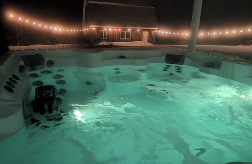 Mauricie House | Fully-equipped riverside cottage with jacuzzi.