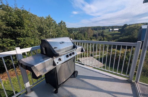 Mauricie House | Fully-equipped riverside cottage with jacuzzi.