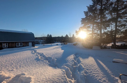 Mauricie House | Fully-equipped riverside cottage with jacuzzi.