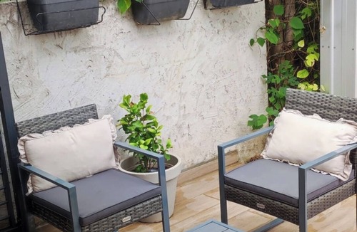 Sollies Pont Apartment | Fully equipped studio with free parking and spa (optional).