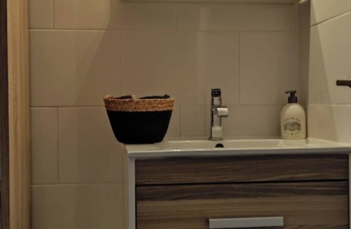 Sollies Pont Apartment | Fully equipped studio with free parking and spa (optional).