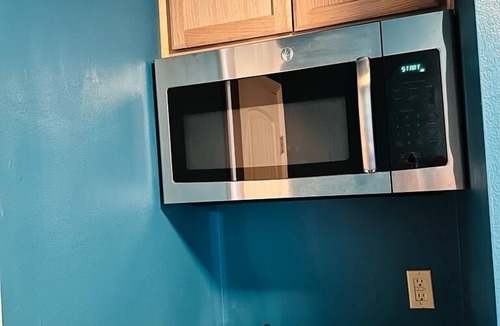 Lawton Apartment | Fully Equipped Studio - 5 mins from the Fort-Sill Military base, and Walmart.