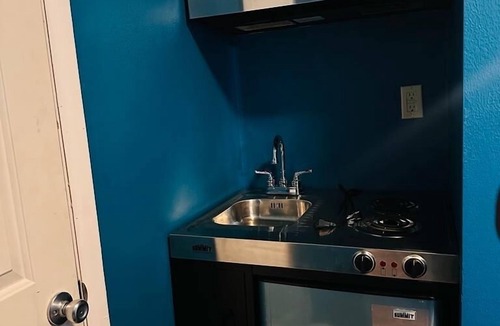 Lawton Apartment | Fully Equipped Studio - 5 mins from the Fort-Sill Military base, and Walmart.