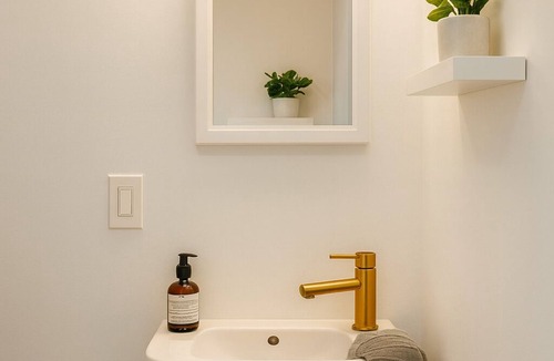 East Avenue Apartment | Fully equipped studio with fast WiFi and a dedicated workspace