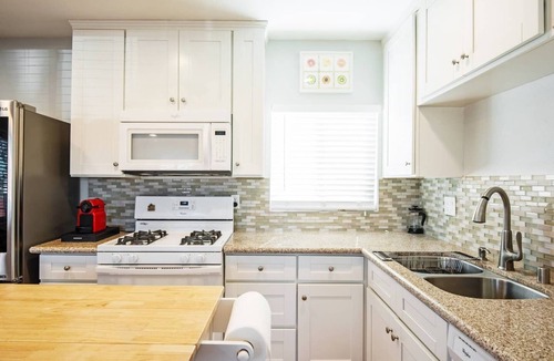 Del Rey House | Fully facilitated air conditioned stay + perfect location