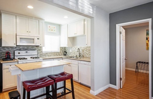 Del Rey House | Fully facilitated air conditioned stay + perfect location