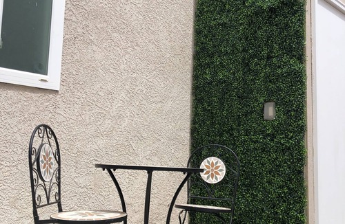 Del Rey House | Fully facilitated air conditioned stay + perfect location