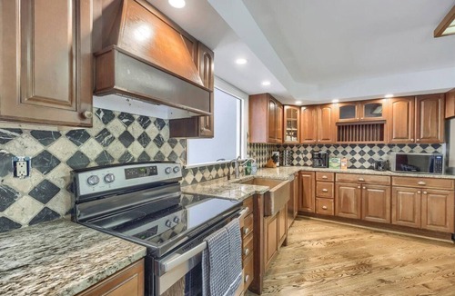 Burlingham Villa | Fully facilitated home, 7 Beds + Pool. (Pine Bush)