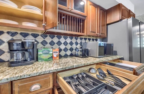 Burlingham Villa | Fully facilitated home, 7 Beds + Pool. (Pine Bush)