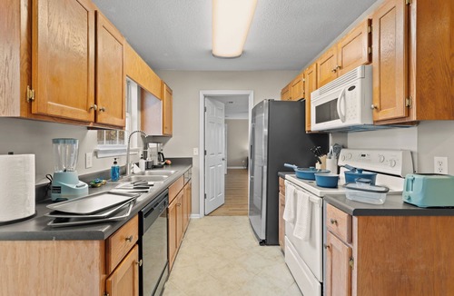 Pooler House | Fully Fenced Backyard - 5BR with Kings - Cooler Pooler - Pets Welcome!