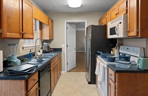 Pooler House | Fully Fenced Backyard - 5BR with Kings - Cooler Pooler - Pets Welcome!