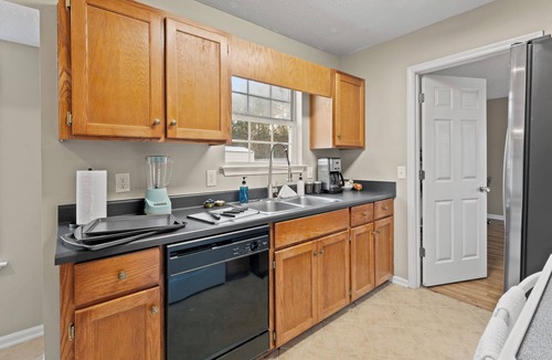 Pooler House | Fully Fenced Backyard - 5BR with Kings - Cooler Pooler - Pets Welcome!