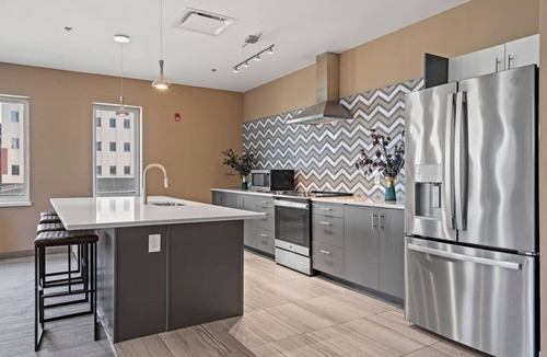 Midtown - Westport Apartment | Fully Furnished 2Bed Apt In Kansas W/Open Kitchen