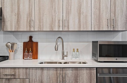 Midtown - Westport Apartment | Fully Furnished 2Bed Apt In Kansas W/Open Kitchen