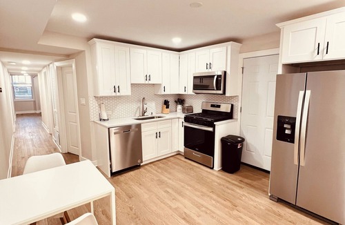 Tri-Taylor House | Fully Furnished 3 Bed, 1 Bath Unit Medical District Tri-Taylor, Chicago