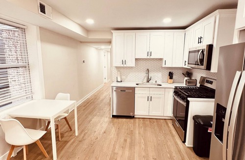 Tri-Taylor House | Fully Furnished 3 Bed, 1 Bath Unit Medical District Tri-Taylor, Chicago
