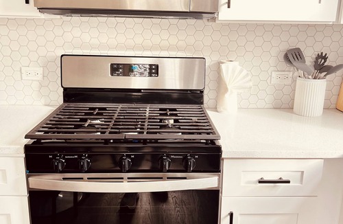 Tri-Taylor House | Fully Furnished 3 Bed, 1 Bath Unit Medical District Tri-Taylor, Chicago