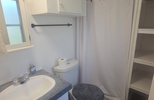 Voth House | Fully Furnished 3 Bedroom w/Utilities - Near Orange and near Beaumont, Vidor TX