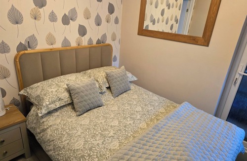 Mendham Bed & Breakfast | Fully Furnished annexe with a comfy living room, double bedroom and en-suite