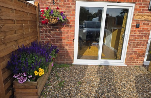 Mendham Bed & Breakfast | Fully Furnished annexe with a comfy living room, double bedroom and en-suite