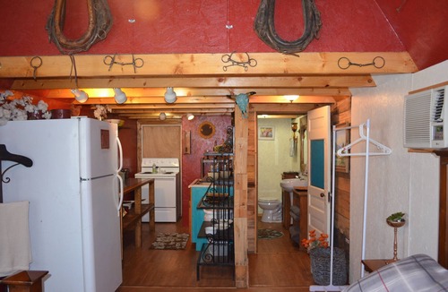 Leedey Apartment | Fully Furnished Cabin (WIFI INCLUDED)