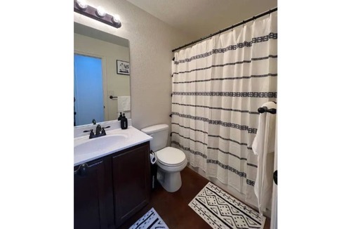 Temple House | Fully Furnished Cheerful Three Bedroom home!!