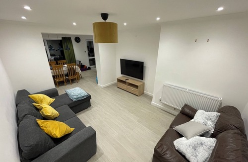 Tatenhill House | Fully Furnished House In Tile Hill