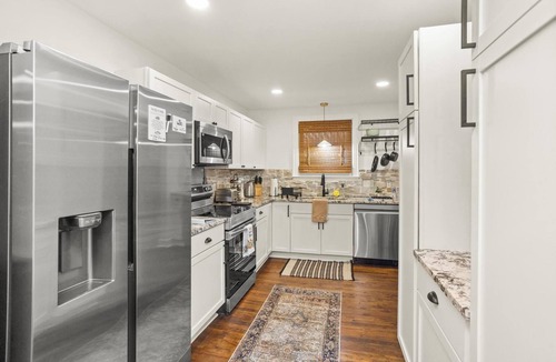 Merry Oaks House | Fully Furnished Mid-Term Retreat with Hot Tub, Sauna & Game Room