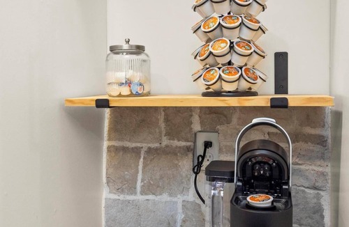 Merry Oaks House | Fully Furnished Mid-Term Retreat with Hot Tub, Sauna & Game Room