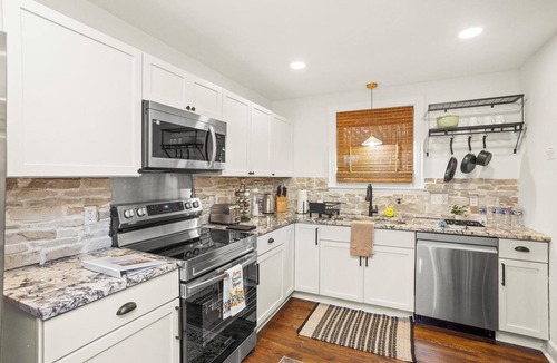 Merry Oaks House | Fully Furnished Mid-Term Retreat with Hot Tub, Sauna & Game Room