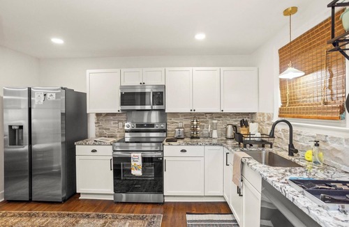 Merry Oaks House | Fully Furnished Mid-Term Retreat with Hot Tub, Sauna & Game Room