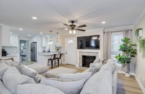 Montclair House | Fully-Furnished Rent-Ready Ranch