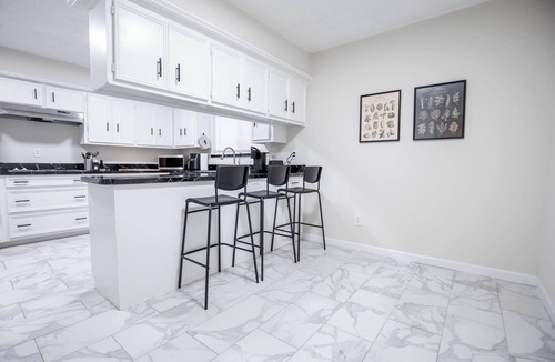 Richardson House | Fully Furnished Retro Energy Retreat in Richardson, Dallas Texas