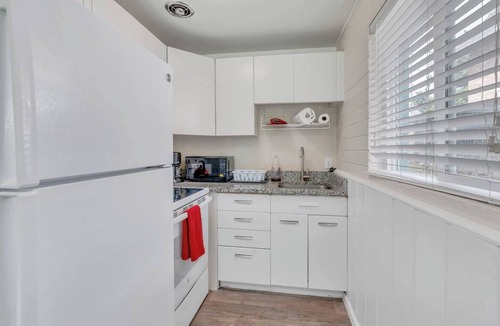 Lower Avenues Apartment | Fully furnished and equipped 30+ day rental near hospitals and University of Utah. Ideal for Traveling Nurses, internships, students, extended medical care or relocation. Washer and dryer. Free parking. Queen bed.