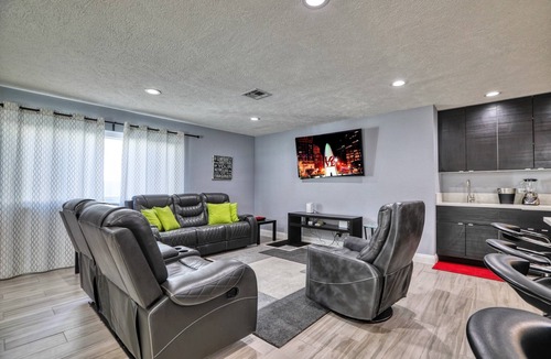 Las Vegas House | Fully licensed pool home w/outdoor kitchen.