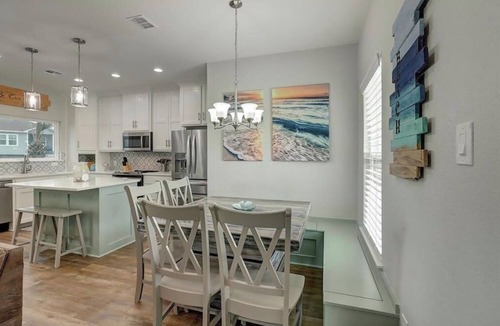 Bella Vista House | Fully Loaded 5 Star *New* Lux Home!