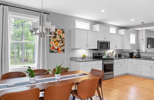 Malletts Bay House | Fully Loaded - Bikes & Hot Tub - Burlington Area + Bike Path